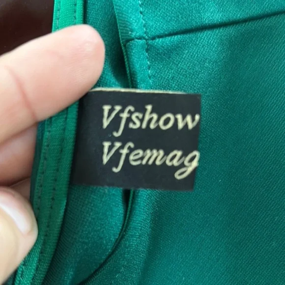 Elegant Green and Black Sleeveless Dress - Picture 2 of 4